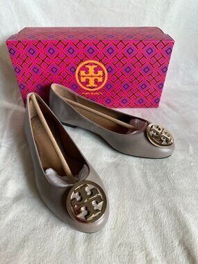 NIB! Tory Burch 64090 Benton 2 Ballet Flat Metal Logo French Grey Size 5.5 Women